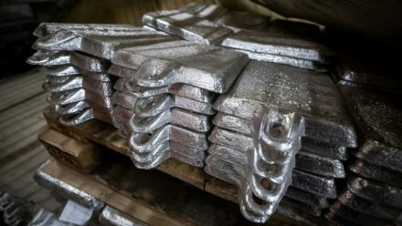 Des plaques d’argent non raffinées, empilées avant d’être traitées dans la fonderie de Głogów, propriété de KGHM, le géant métallurgique du pays, le 24 mars 2026, en Pologne
