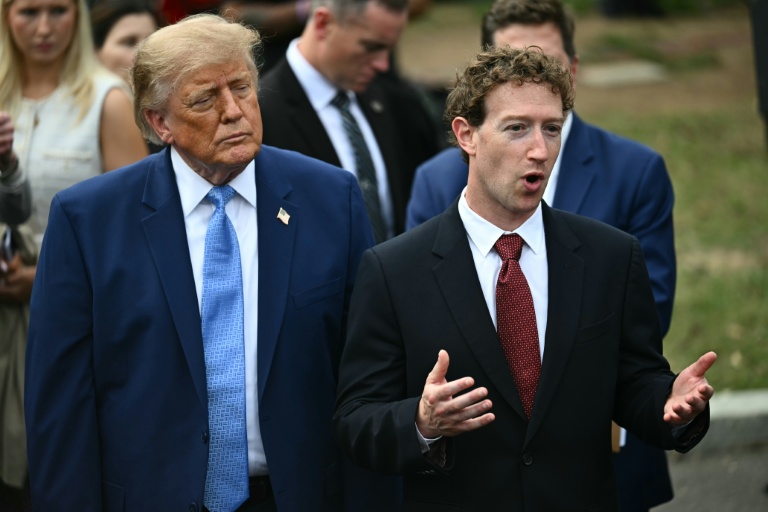 Le patron de Meta, Mark Zuckerberg, s'adresse à la presse aux côtés du président américain Donald Trump, le 29 septembre 2026 à la Maison Blanche, à Washington
