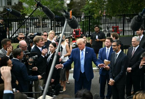 Le président américain Donald Trump s'adresse à la presse entouré par les grands patrons de l'IA, le 29 septembre 2026 à la Maison Blanche, à Washington