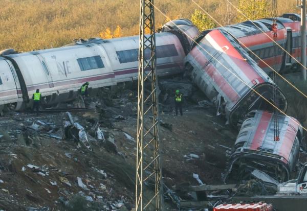Des enquêteurs examinent des débris près des wagons endommagés, au lendemain d’une collision entre deux trains à grande vitesse, entre Urda et Los Yebenes, dans la province de Tolèd, le 29 octobre 2026 en Espagne