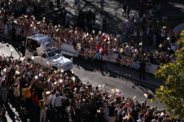 La foule lors de la déambulation du pape Léon XIV dans la papamobile à Paris le 25 septembre 2026