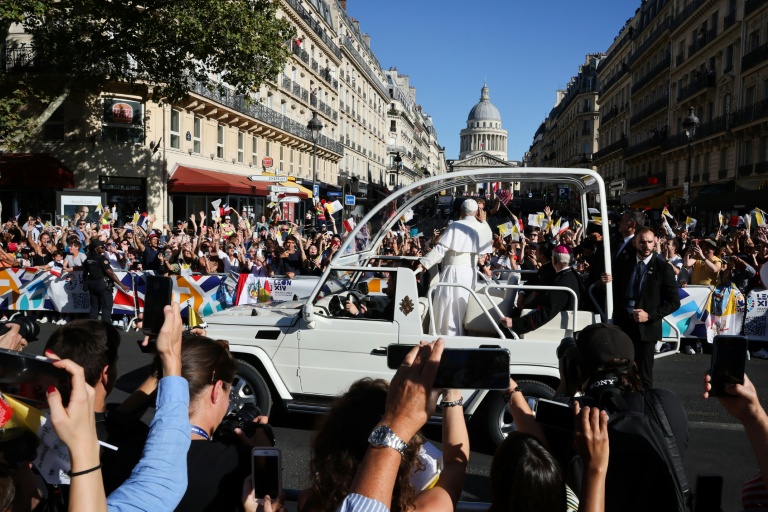 Le pape Léon XIV dans la papamobile lors de sa déambulation à Paris le 25 septembre 2026