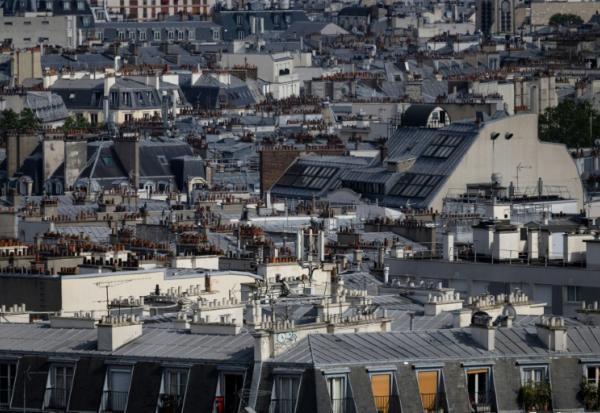 Les toits en zinc de Paris, le 26 juin 2026 lors d'un épisode de fortes chaleurs