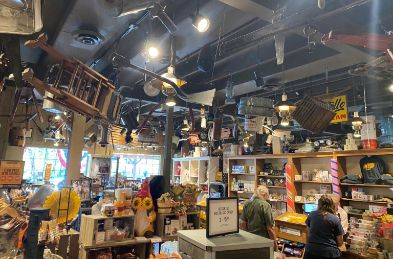 Clients dans le Cracker Barrel à Mount Arlington, New Jersey, le 22 août 2025