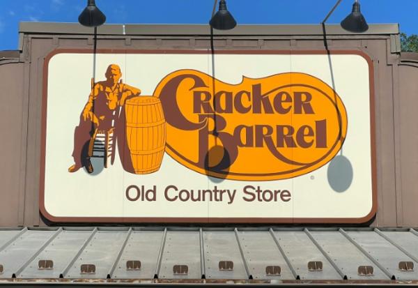 Logo de Cracker Barrel à Mount Arlington, New Jersey, le 22 août 2025