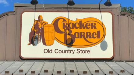 Logo de Cracker Barrel à Mount Arlington, New Jersey, le 22 août 2025