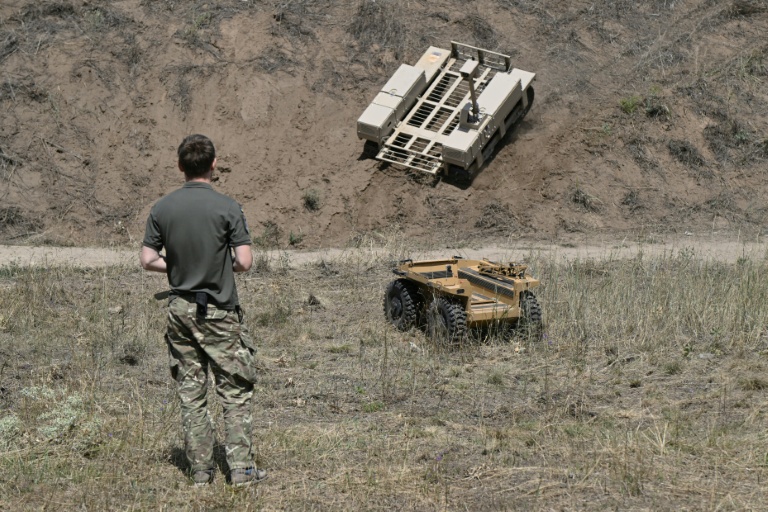 Lors d'un exercice dans un lieu non précisé de l'est de l'Ukraine le 13 août 2025, un soldat ukrainien contrôle des robots dont certains permettent l'évacuation de blessés du front