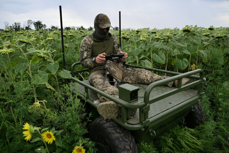 Un soldat ukrainien fait une démonstration de robot piloté à distance permettant d'évacuer des soldats blessés du front, dans l'est de l'Ukraine, le 11 août 2025