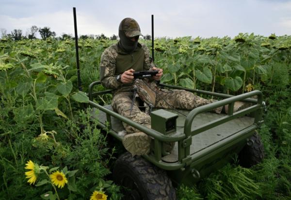 Un soldat ukrainien fait une démonstration de robot piloté à distance permettant d'évacuer des soldats blessés du front, dans l'est de l'Ukraine, le 11 août 2025
