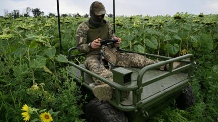 Un soldat ukrainien fait une démonstration de robot piloté à distance permettant d'évacuer des soldats blessés du front, dans l'est de l'Ukraine, le 11 août 2025
