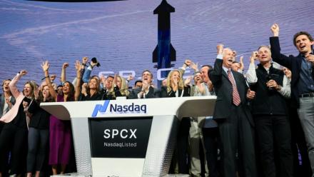 Des responsables et employés de SpaceX célébrant l'introduction en Bourse de l'entreprise, à New York, le 12 juin 2026