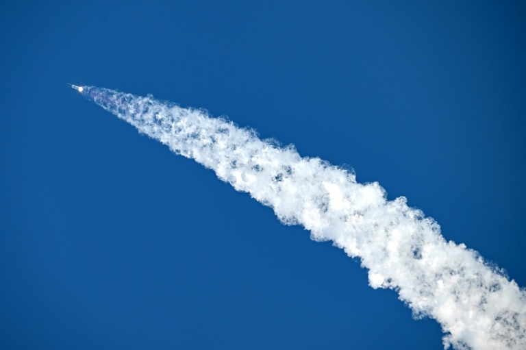 La fusée Starship de SpaceX dans le ciel peu après son décollage du Texas, le 22 mai 2026