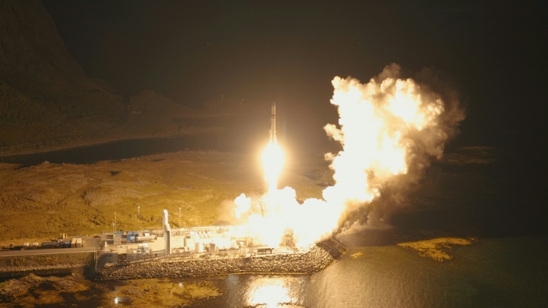 Photo prise par drone et diffusée le 6 septembre 2026 par la société allemande Isar Aerospace montrant le lancement d'une fusée en orbite depuis Andøya, en Norvège, le 5 septembre 2026