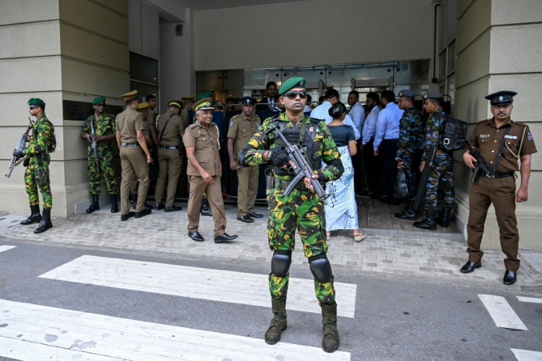 Des agents de sécurité devant la Haute Cour de Colombo, lors du prononcé du verdict du procès des accusés dans les attentats de Pâques 2019, le 22 septembre 2026 à Colombo, au Sri Lanka