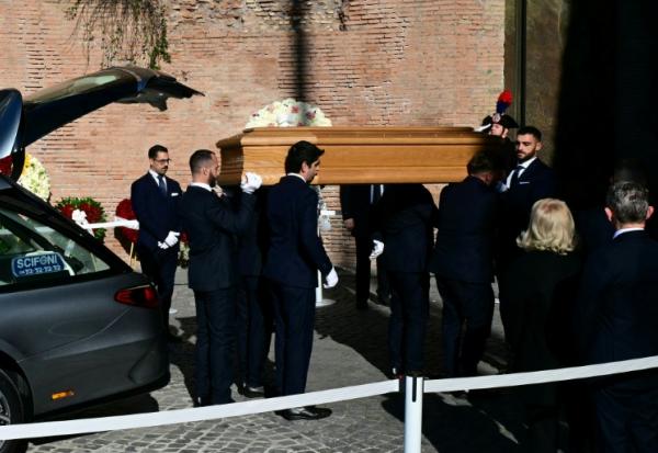 Le cercueil du couturier italien Valentino est porté dans la basilique Sainte-Marie-des-Anges-et-des-Martyrs de Rome le 23 janvier 2026