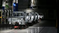 Des châssis de la nouvelle Citroën C5 Aircross sur une chaîne de montage de l'usine automobile Stellantis à Chartres-de-Bretagne, près de Rennes, le 3 juillet 2025