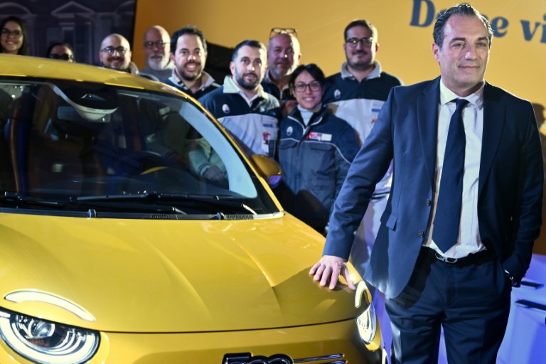 Le DG de Stellantis Antonio Filosa présente la nouvelle Fiat 500 hybride dans l'usine Fiat de  Mirafiori à Turin, le 25 novembre 2025.