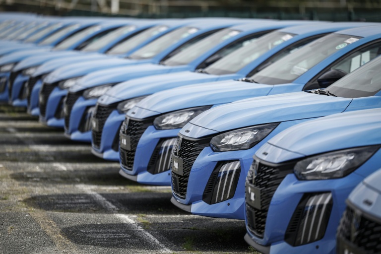 Des voitures Peugeot garées devant l'usine du constructeur automobile multinational Stellantis à Poissy, à l'ouest de Paris, le 15 avril 2026