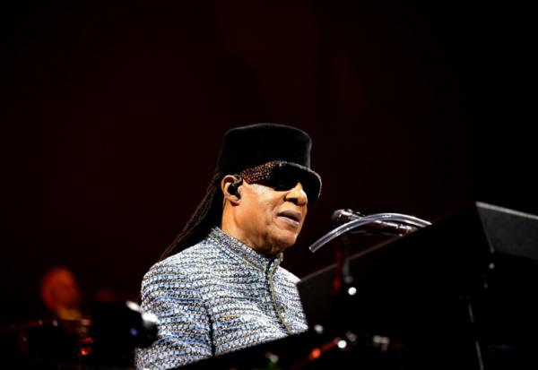 Le chanteur, auteur-compositeur et musicien américain Stevie Wonder se produit sur scène à l’Accor Arena, à Paris, le 15 octobre 2026