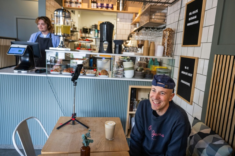 Andreu Vizquerra, un touriste espagnol, au café Andon de Stockholm, entièrement dirigé par l'IA, le 27 avril 2026