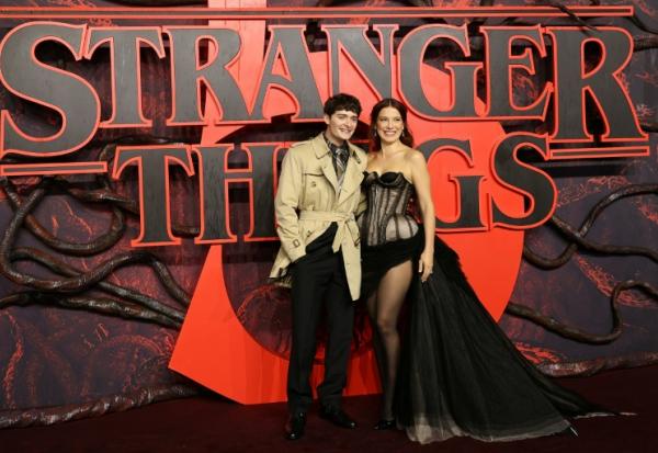 L'acteur américain Noah Schnapp et l'acteur britannique Bobby Brown lors d'une projection de la série "Stranger Things" à Londres le 13 novembre 2025