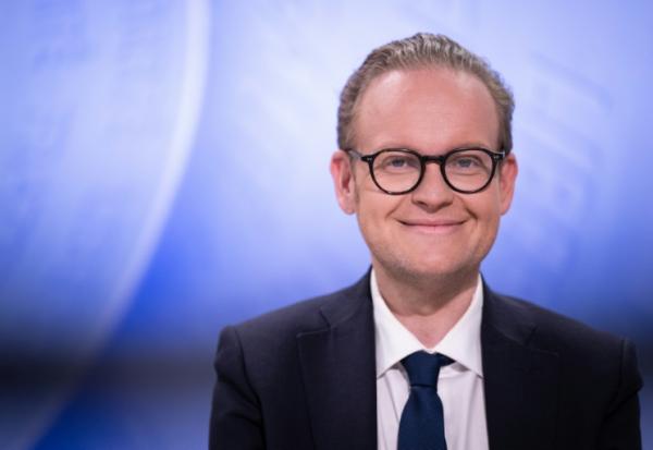 Pierre Jakubowicz, candidat Horizons à Strasbourg, pose le 11 mars 2026 avant un débat sur la chaîne ICI Alsace à Strasbourg