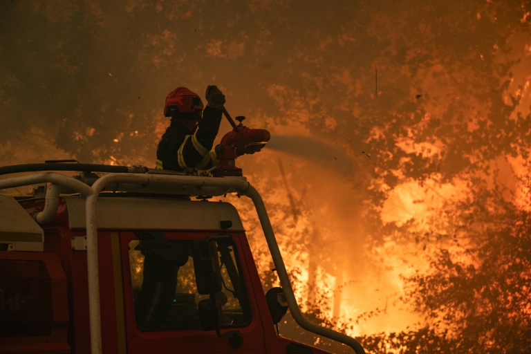 Photographie prise le 24 juillet 2026 par le caporal-chef Damien Rembert du SDIS33 montrant des pompiers luttant contre le feu près de Saumos et de Sainte-Hélène, au nord-ouest de Bordeaux