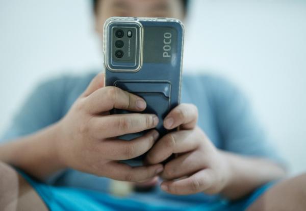 Les enfants ne devraient pas avoir leur propre smartphone avant l'âge de 13 ans, a indiqué jeudi à l'adresse des parents l'agence de santé publique de Suède