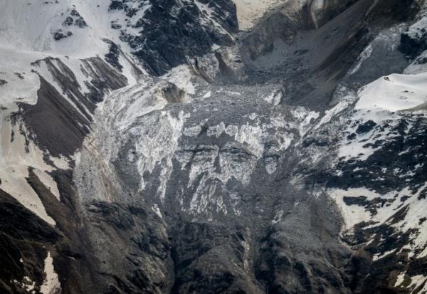 Vue aérienne de ce qui reste du glacier du Birch qui s'est effondré la veille et a détruit le village de Blatten dans les Alpes suisses, le 29 mai 2025