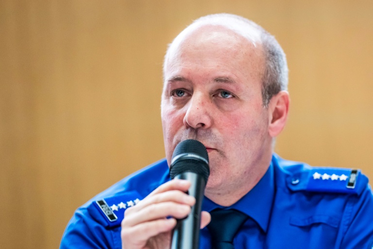 Le chef de la police cantonale du Valais, Frédéric Gisler, lors d'une conférence de presse après l'explosion qui a ravagé le bar Le Constellation dans la station de ski de luxe de Crans-Montana, dans les Alpes, le 1er janvier 2026