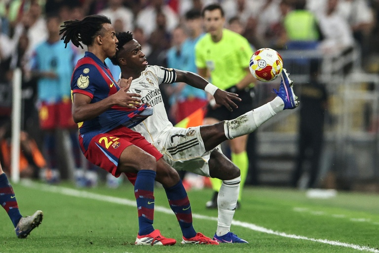 L'attaquant du Real Madrid Vinicius Junior face au latéral de Barcelone Jules Koundé en finale de la Supercoupe d'Espagne le 11 janvier 2026 à Jeddah