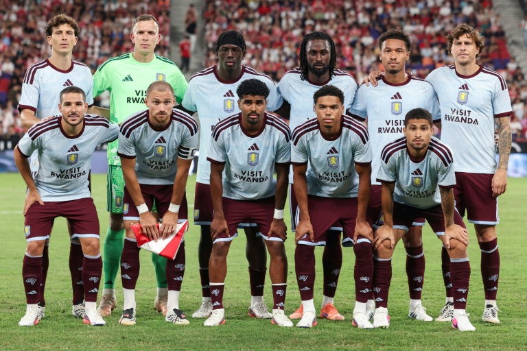 Les joueurs d'Aston Villa posent pour une photo d'équipe avant un match amical contre le Bayern Munich, à Hong Kong, le 7 août 2026