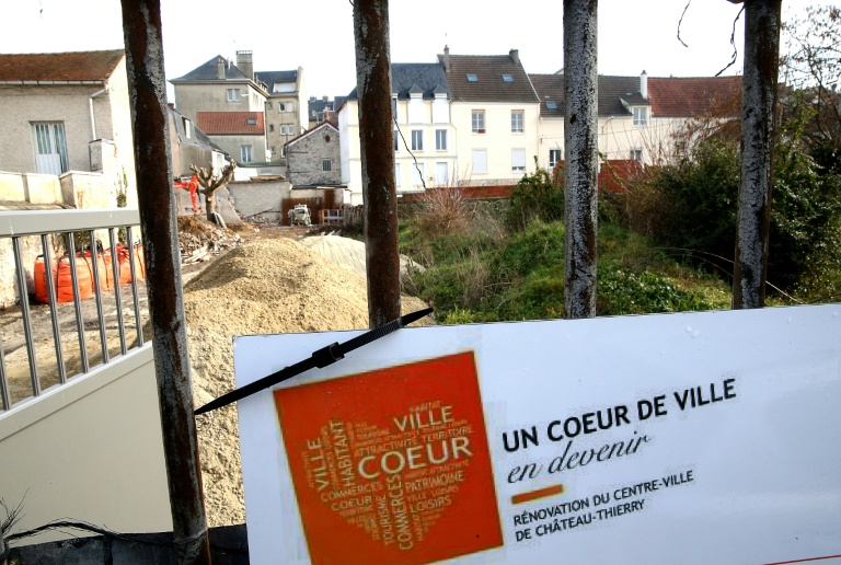 Une friche avec un panneau annonçant la rénovation du centre-ville de Château-Thierry, le 15 février 2023, une ville qui a mis en place le plan Zéro artificialisation nette (ZAN) pour limiter l'artificialisation des sols