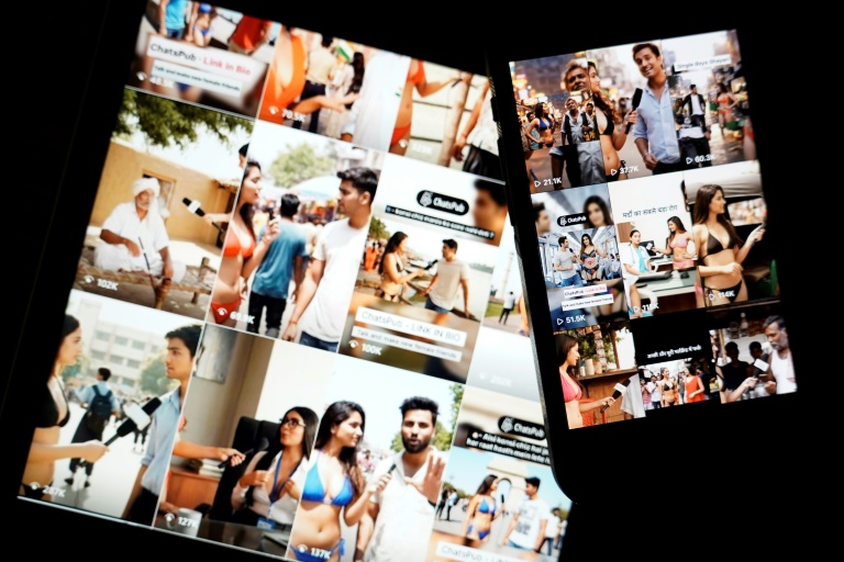 Photo d'illustration, le 14 juillet 2025 à Washington, montrant des images sur Internet et les réseaux sociaux de femmes en bikini, générées par l'IA, menant des interviews dans la rue