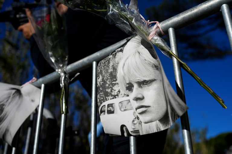 Un portrait et des fleurs accrochés sur une barrière en hommage à Brigitte Bardot à l'entrée de sa propriété de Saint-Tropez, le 28 décembre 2025