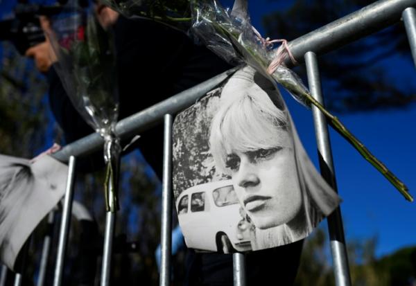 Un portrait et des fleurs accrochés sur une barrière en hommage à Brigitte Bardot à l'entrée de sa propriété de Saint-Tropez, le 28 décembre 2025