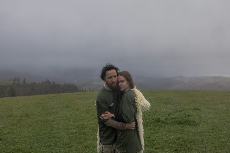 Anastassia Podobaïlo (d) et son époux Mykola Iassinenko lors d'une retraite en montagne destinée à soutenir le rétablissement psychologique et le bien-être mental des médecins militaires ukrainiens dans la région de Transcarpatie, dans l'ouest de l'Ukraine, le 27 octobre 2025