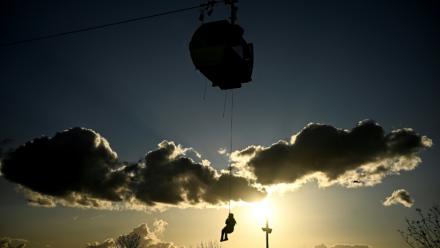 Des pompiers s'entraînent à évacuer des passagers du C1, le premier téléphérique d’Île-de-France, le 20 novembre 2025 à Limeil-Brévannes, dans le Val-de-Marne, avant son ouverture en décembre 