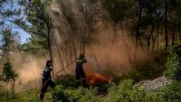 Des pompiers volontaires participent à un exercice de simulation d'incendie, à Rodopoli, dans la banlieue d'Athènes, le 18 mai 2025 en Grèce