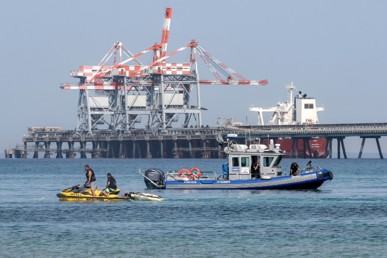Des membres des services de secours israéliens recherchent un homme disparu dans les eaux de la Méditerranée au large de la jetée du port de Hadera, dans le centre d'Israël, le 22 avril 2025