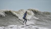 La surfeuse bangladaise Fatima Akhter pratique son sport à Cox's Bazar, dans le sud-est du Bangladesh, le 22 juin 2026  