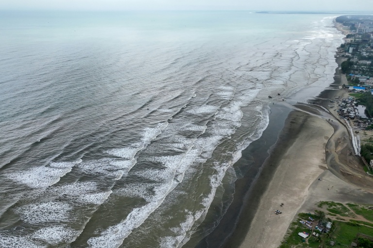 Vue aérienne de la plage de Cox's Bazar, longue de 120 km, dans le sud-est du Bangladesh, le 23 juin 2026 