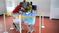 Des gens votent pour les élections législatives au Suriname, dans un bureau de vote de Paramaribo le 25 mai 2025