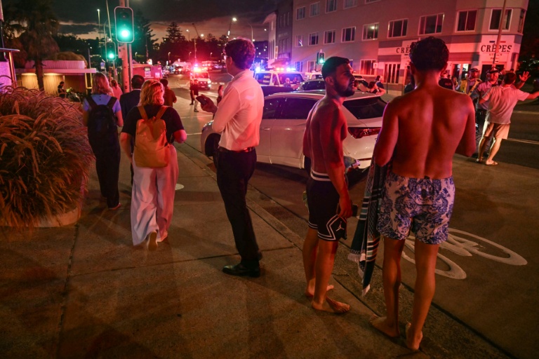 Des gens dans la rue après l'attaque contre une fête juive sur la plage de Bondi, à Sydney, qui a fait onze morts et 29 blessés, le 14 décembre 2025


