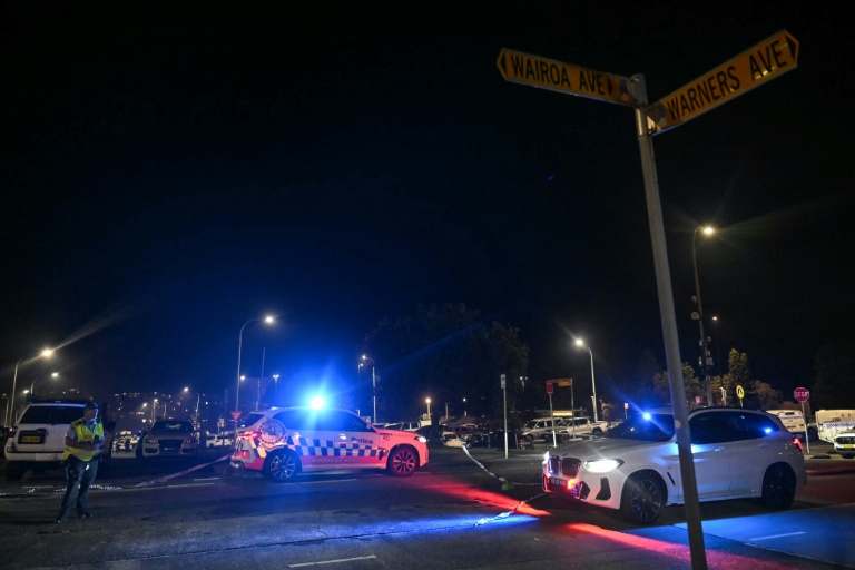 Des policiers sur place après l'attaque contre une fête juive sur la plage de Bondi, à Sydney, qui a fait onze morts et 29 blessés, le 14 décembre 2025