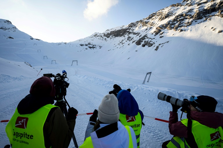 Des journalistes filment et photographient le téléski du Schneefernerkopf lors de son démantèlement à la station de ski de la Zugspitze, près de Garmisch-Partenkirchen, dans le sud de l’Allemagne, le 20 mars 2026 