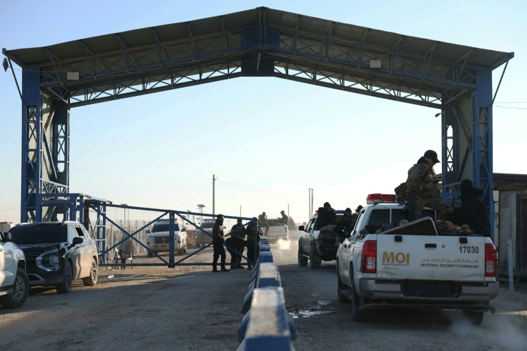 Des membres des forces de sécurité syriennes pénètrent à bord de leurs véhicules dans le camp d'Al-Hol, dans la province de Hassaké,  le 21 janvier 2026