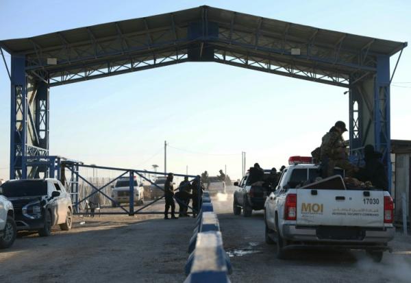 Des membres des forces de sécurité syriennes pénètrent à bord de leurs véhicules dans le camp d'Al-Hol, dans la province de Hassaké,  le 21 janvier 2026