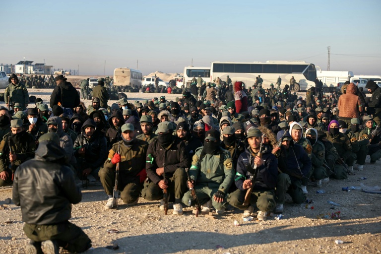 Des membres des forces de sécurité syriennes sécurisent le camp d'Al-Hol, dans la province de Hassaké, le 21 janvier 2026