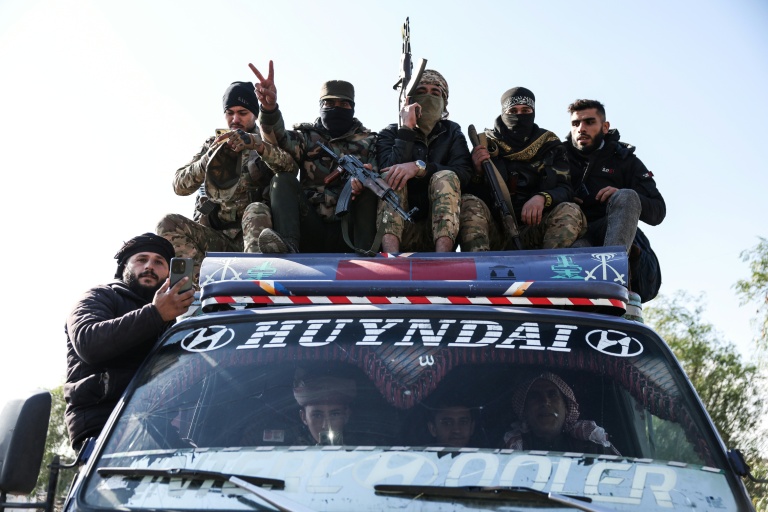 Des membres des forces gouvernementales syriennes se déploient dans la province de Deir Ezzor, le 19 janvier 2026, au lendemain d'un accord entre le gouvernement syrien et les forces kurdes